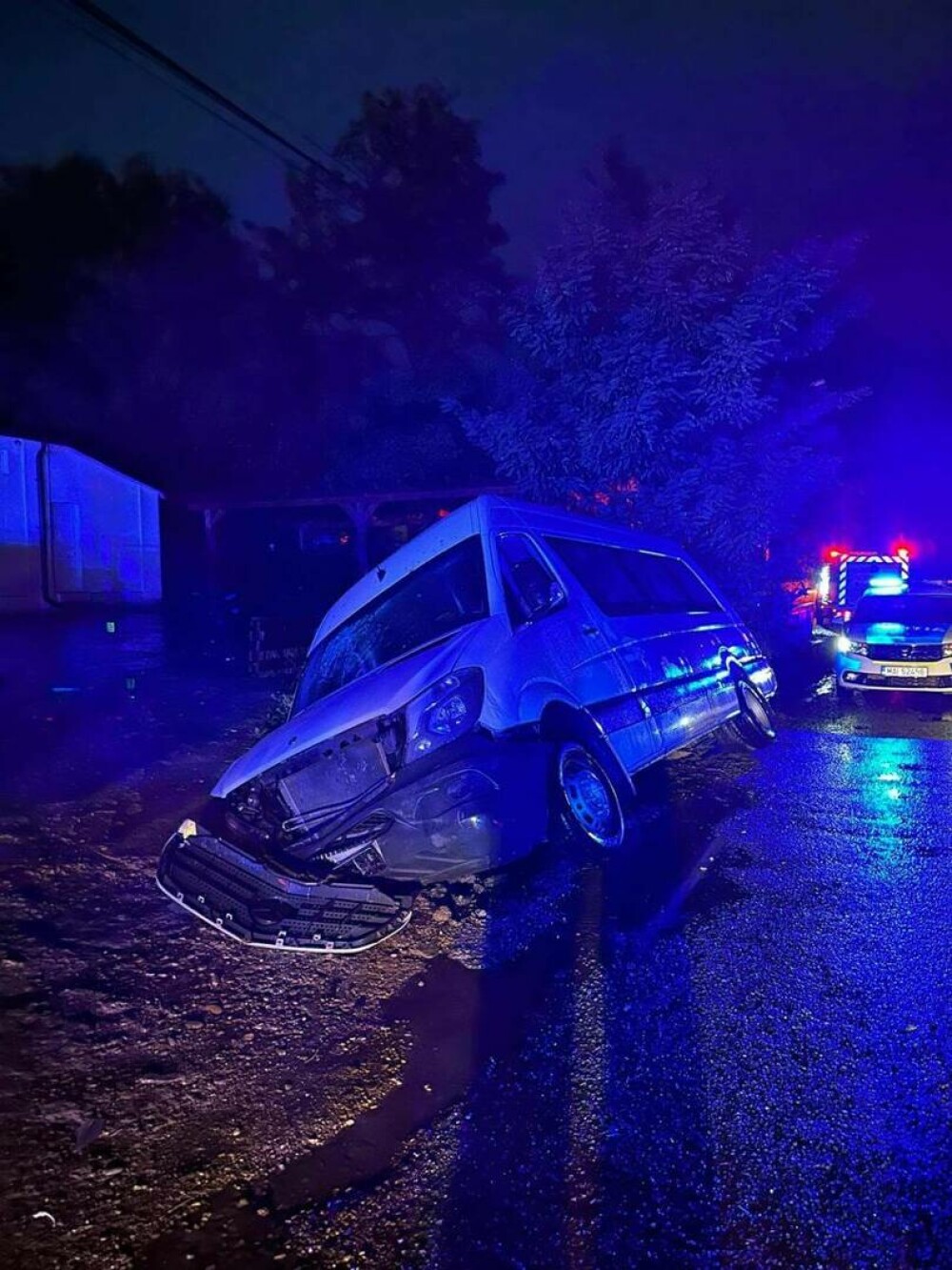 Planul Roşu de Intervenţie a fost activat în Suceava, în urma unui accident în care a fost implicat un microbuz. FOTO - Imaginea 1