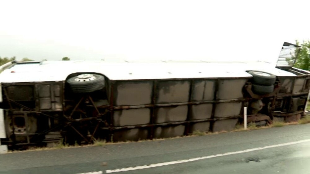 Un om a murit și 9 au fost răniți în accidentul de autocar din Cluj. Cauza ar fi neadaptarea vitezei la condițiile de drum - Imaginea 2