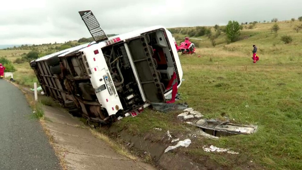 Un om a murit și 9 au fost răniți în accidentul de autocar din Cluj. Cauza ar fi neadaptarea vitezei la condițiile de drum - Imaginea 1