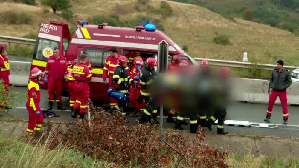 Un om a murit și 9 au fost răniți în accidentul de autocar din Cluj. Cauza ar fi neadaptarea vitezei la condițiile de drum - Imaginea 6