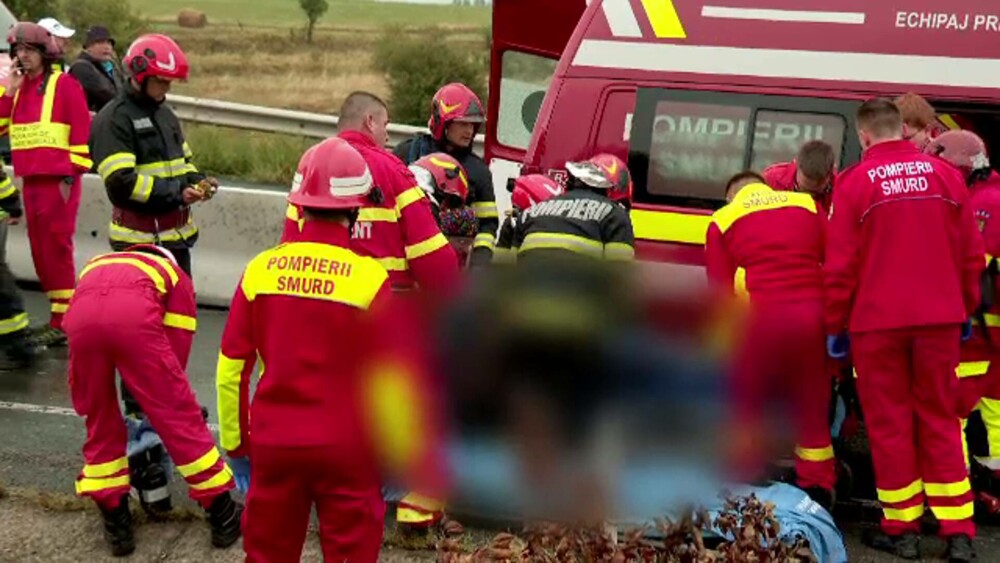 Un om a murit și 9 au fost răniți în accidentul de autocar din Cluj. Cauza ar fi neadaptarea vitezei la condițiile de drum - Imaginea 7