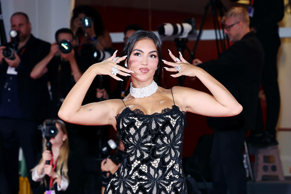 Georgina Rodriguez a atras toate privirile la Veneția. Logodnica lui Ronaldo și-a afișat inelul de 3 milioane de dolari. FOTO - Imaginea 20