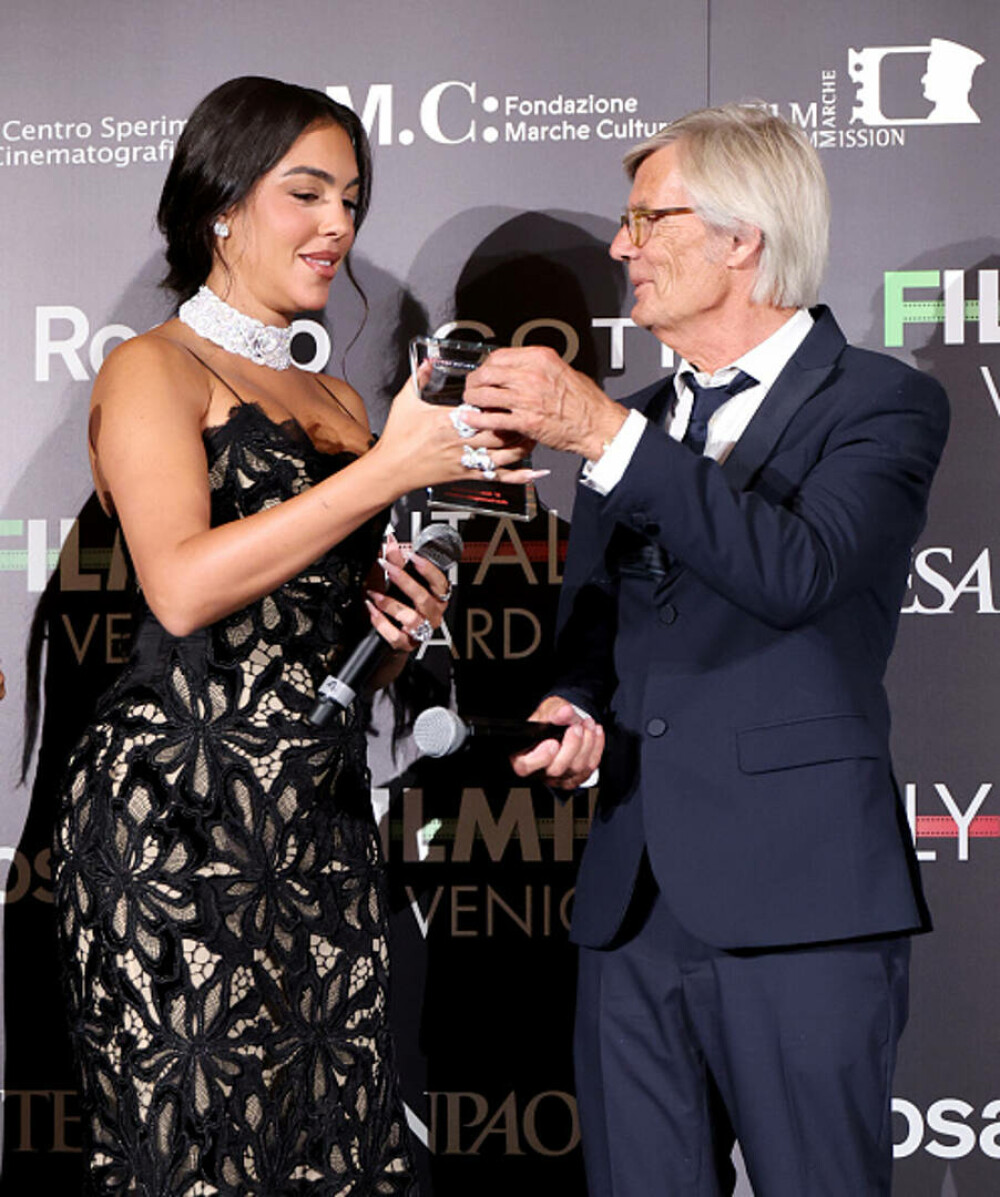 Georgina Rodriguez a atras toate privirile la Veneția. Logodnica lui Ronaldo și-a afișat inelul de 3 milioane de dolari. FOTO - Imaginea 24