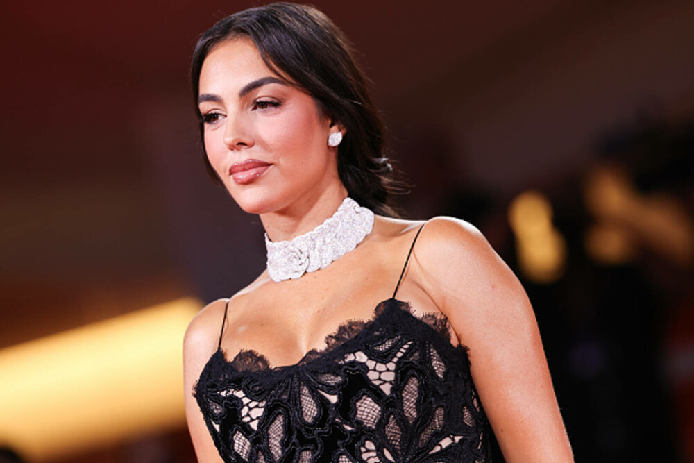 Georgina Rodriguez a atras toate privirile la Veneția. Logodnica lui Ronaldo și-a afișat inelul de 3 milioane de dolari. FOTO - Imaginea 37