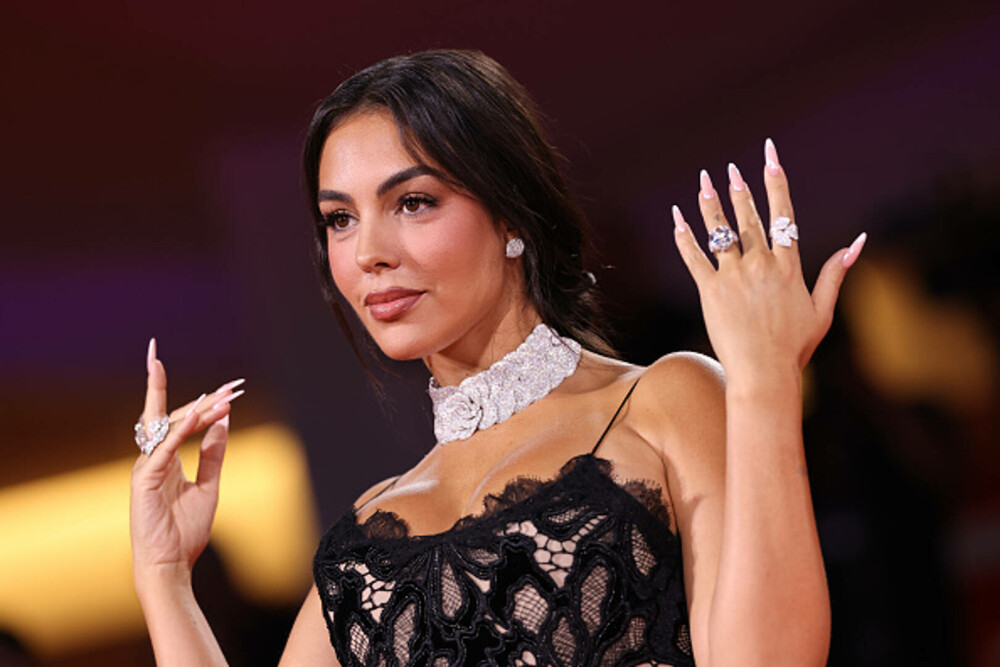 Georgina Rodriguez a atras toate privirile la Veneția. Logodnica lui Ronaldo și-a afișat inelul de 3 milioane de dolari. FOTO - Imaginea 41