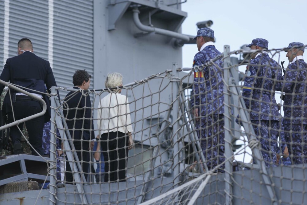 Ursula von der Leyen, în România. Șefa UE, mesaj ferm la baza Mihail Kogălniceanu: „Dragă Nicușor, sunteți puternici” - Imaginea 4