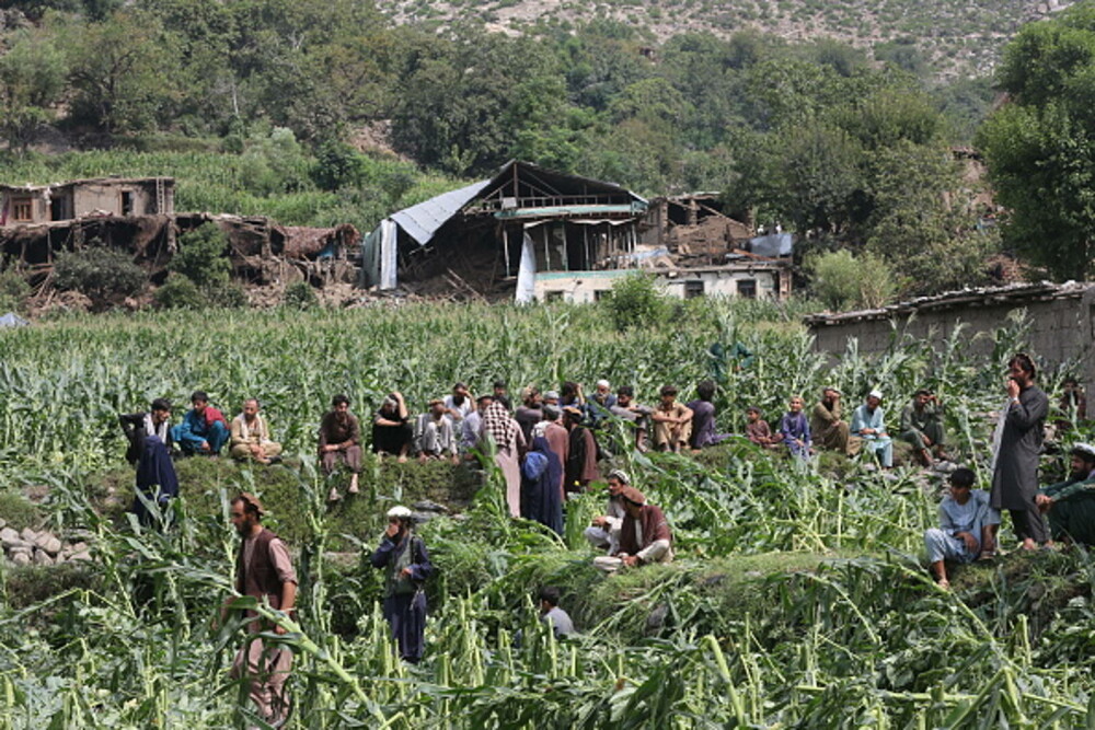 Într-un sat din Afganistan, cutremurul devastator nu a cruţat nicio familie. Sute de morţi şi mii de răniţi. GALERIE FOTO - Imaginea 2