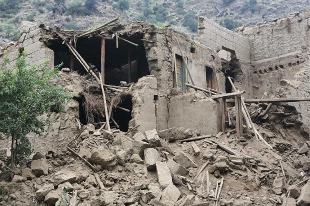 Într-un sat din Afganistan, cutremurul devastator nu a cruţat nicio familie. Sute de morţi şi mii de răniţi. GALERIE FOTO - Imaginea 1