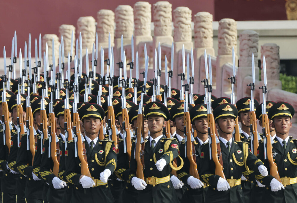 Xi Jinping, la uriașa paradă de la Beijing: ”China este de neoprit”. Liderul chinez, flancat de Putin și Kim Jong Un - Imaginea 1