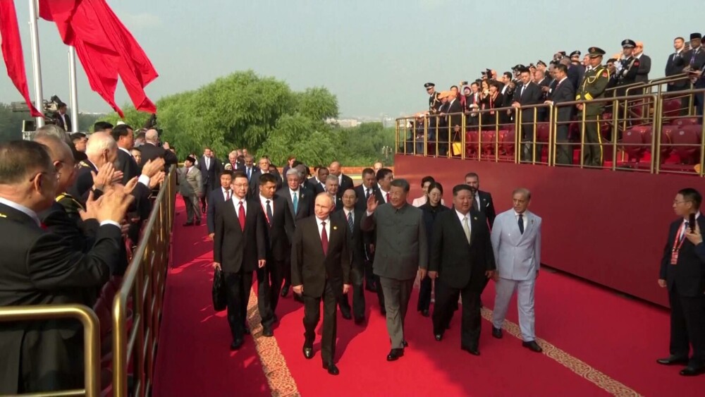 Foștii premieri Adrian Năstase și Viorica Dăncilă, în poza de grup a lui Xi Jinping, alături de Vladimir Putin și Kim Jong Un - Imaginea 1