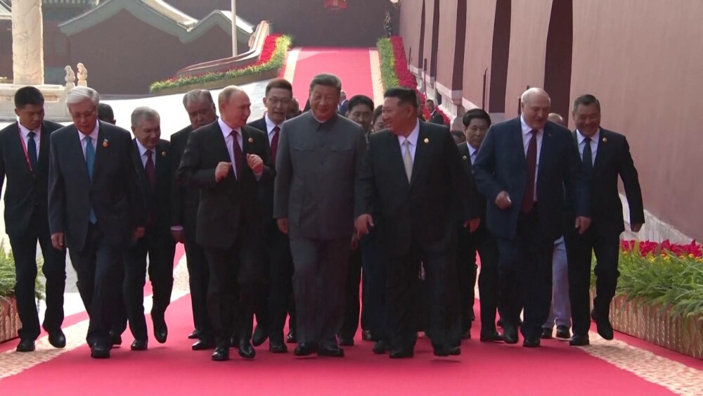 Foștii premieri Adrian Năstase și Viorica Dăncilă, în poza de grup a lui Xi Jinping, alături de Vladimir Putin și Kim Jong Un - Imaginea 2