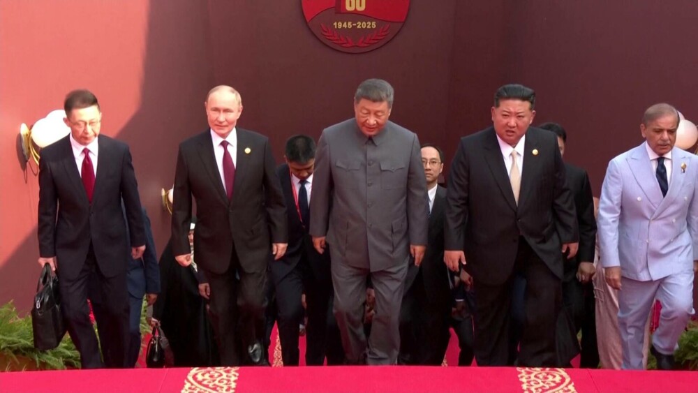 Foștii premieri Adrian Năstase și Viorica Dăncilă, în poza de grup a lui Xi Jinping, alături de Vladimir Putin și Kim Jong Un - Imaginea 3