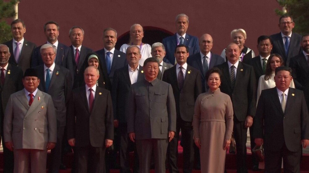 Foștii premieri Adrian Năstase și Viorica Dăncilă, în poza de grup a lui Xi Jinping, alături de Vladimir Putin și Kim Jong Un - Imaginea 4