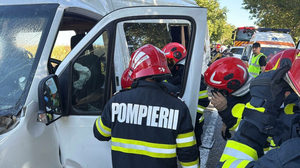 Accident violent între un microbuz şi un autoturism, în Botoșani. Trei persoane au decedat. VIDEO - Imaginea 2