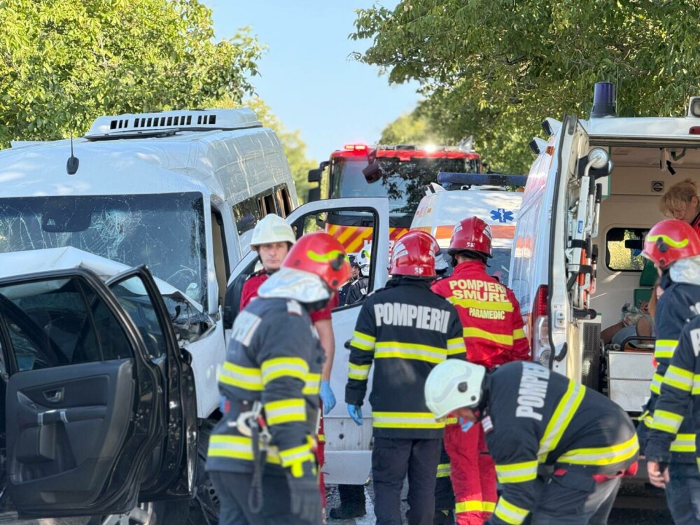 Accident violent între un microbuz şi un autoturism, în Botoșani. Trei persoane au decedat. VIDEO - Imaginea 3