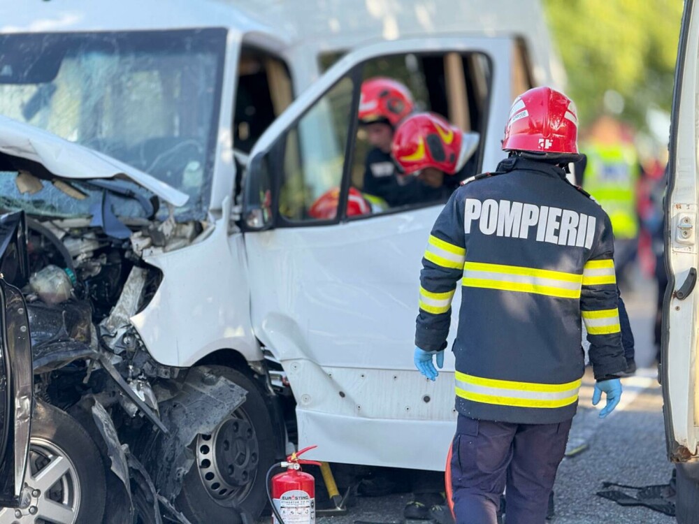 Accident violent între un microbuz şi un autoturism, în Botoșani. Trei persoane au decedat. VIDEO - Imaginea 4