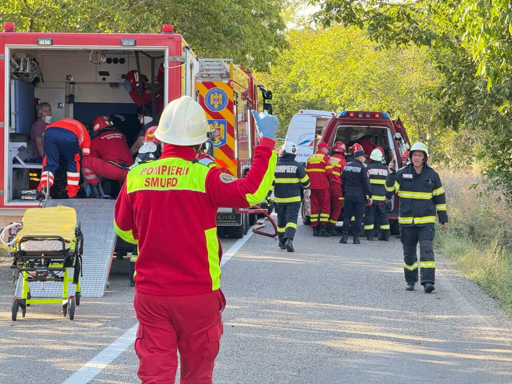 Accident violent între un microbuz şi un autoturism, în Botoșani. Trei persoane au decedat. VIDEO - Imaginea 5