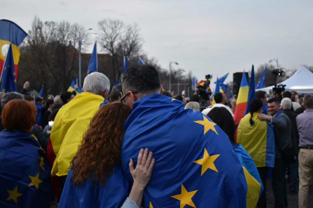 Paradox mioritic: Românii recunosc că apartenența la UE le aduce beneficii, dar nu au o părere bună despre Uniunea Europeană - Imaginea 1