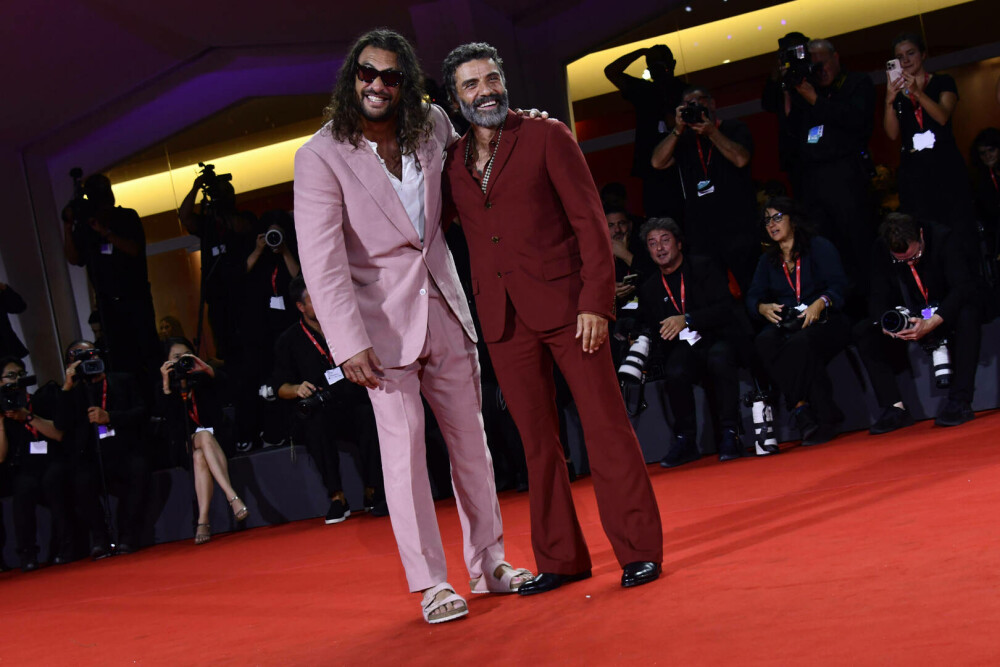 Jason Momoa, în costum și papuci roz pe covorul roșu de la Veneția. Actorul și-a asortat și unghiile. FOTO - Imaginea 7