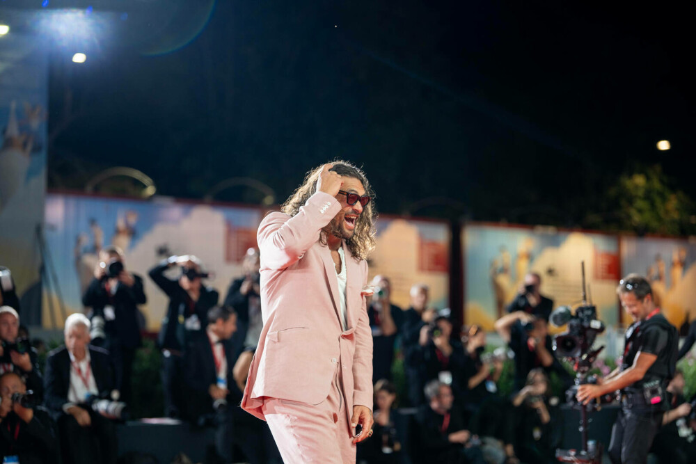 Jason Momoa, în costum și papuci roz pe covorul roșu de la Veneția. Actorul și-a asortat și unghiile. FOTO - Imaginea 2