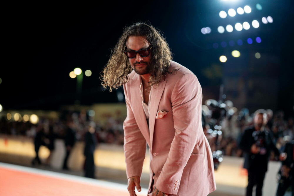 Jason Momoa, în costum și papuci roz pe covorul roșu de la Veneția. Actorul și-a asortat și unghiile. FOTO - Imaginea 11