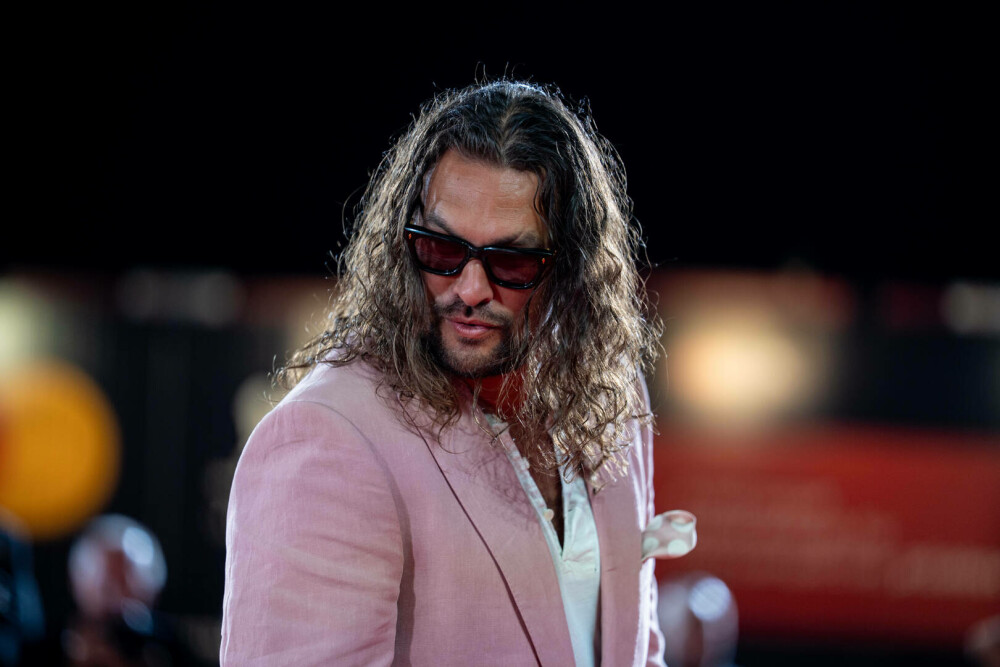 Jason Momoa, în costum și papuci roz pe covorul roșu de la Veneția. Actorul și-a asortat și unghiile. FOTO - Imaginea 4