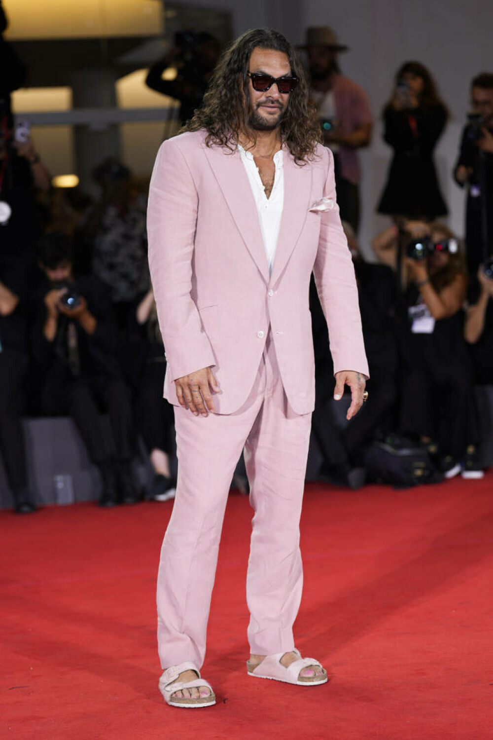 Jason Momoa, în costum și papuci roz pe covorul roșu de la Veneția. Actorul și-a asortat și unghiile. FOTO - Imaginea 5