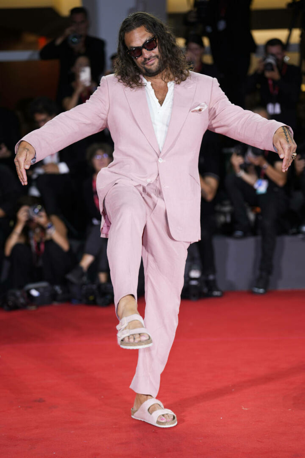 Jason Momoa, în costum și papuci roz pe covorul roșu de la Veneția. Actorul și-a asortat și unghiile. FOTO - Imaginea 6