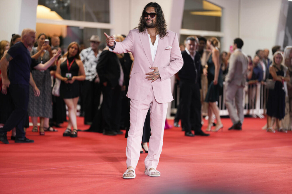 Jason Momoa, în costum și papuci roz pe covorul roșu de la Veneția. Actorul și-a asortat și unghiile. FOTO - Imaginea 9