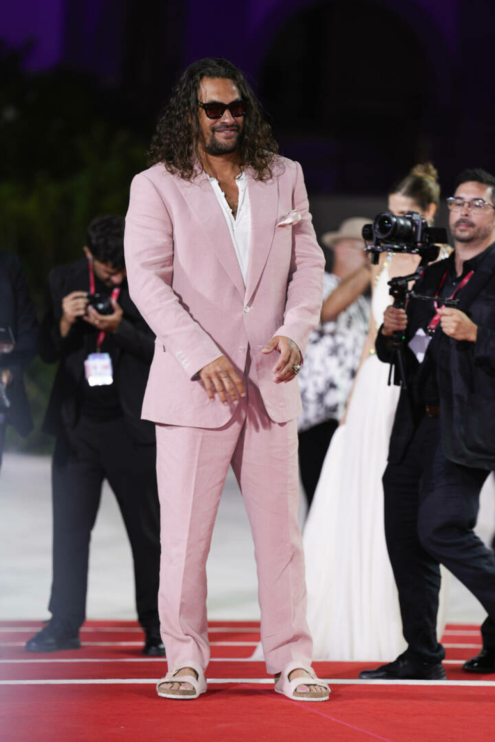 Jason Momoa, în costum și papuci roz pe covorul roșu de la Veneția. Actorul și-a asortat și unghiile. FOTO - Imaginea 8