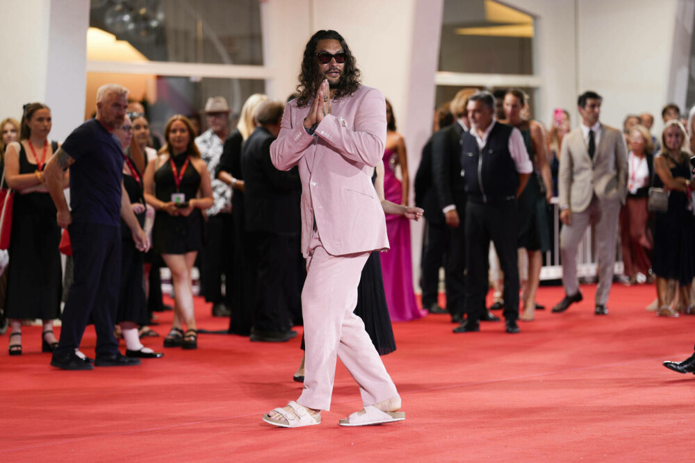 Jason Momoa, în costum și papuci roz pe covorul roșu de la Veneția. Actorul și-a asortat și unghiile. FOTO - Imaginea 1