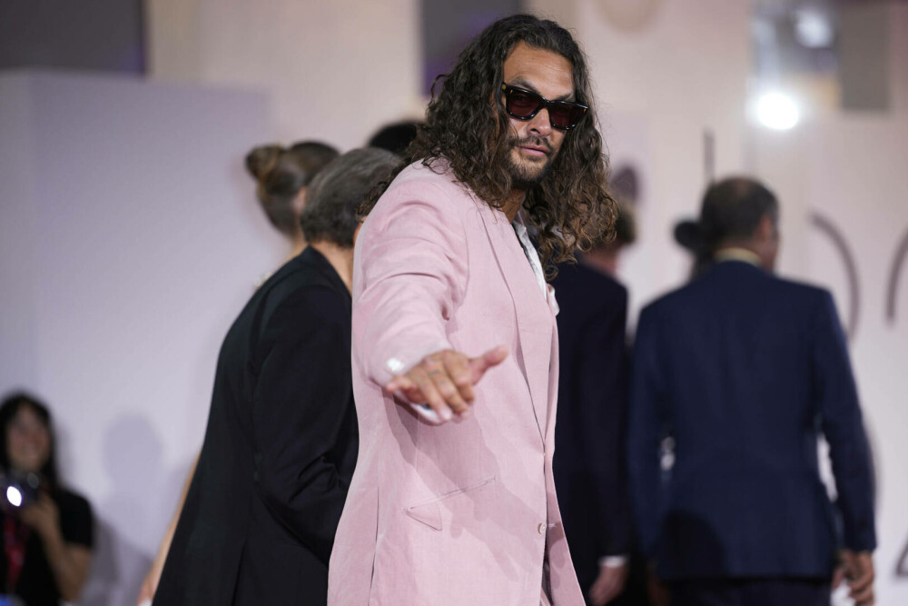 Jason Momoa, în costum și papuci roz pe covorul roșu de la Veneția. Actorul și-a asortat și unghiile. FOTO - Imaginea 10