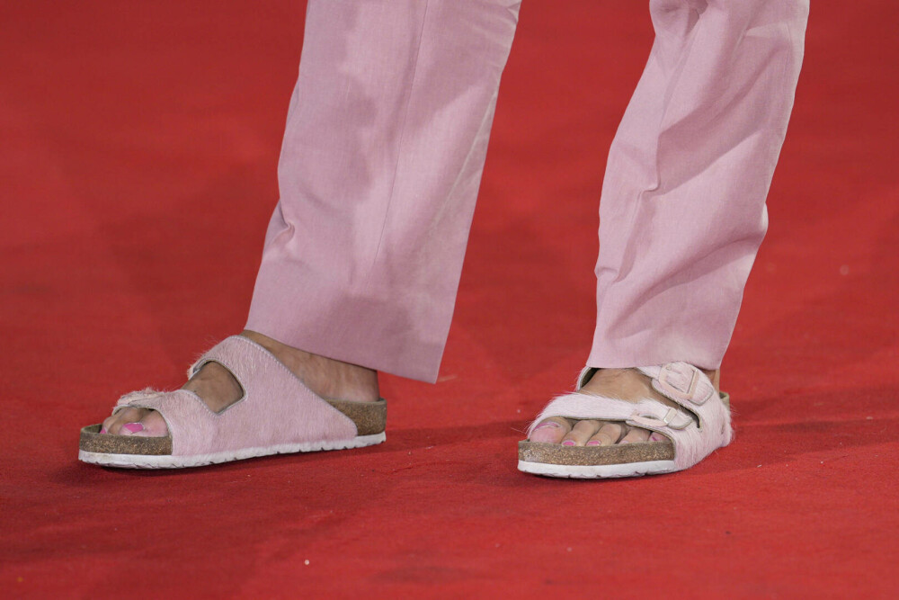 Jason Momoa, în costum și papuci roz pe covorul roșu de la Veneția. Actorul și-a asortat și unghiile. FOTO - Imaginea 3