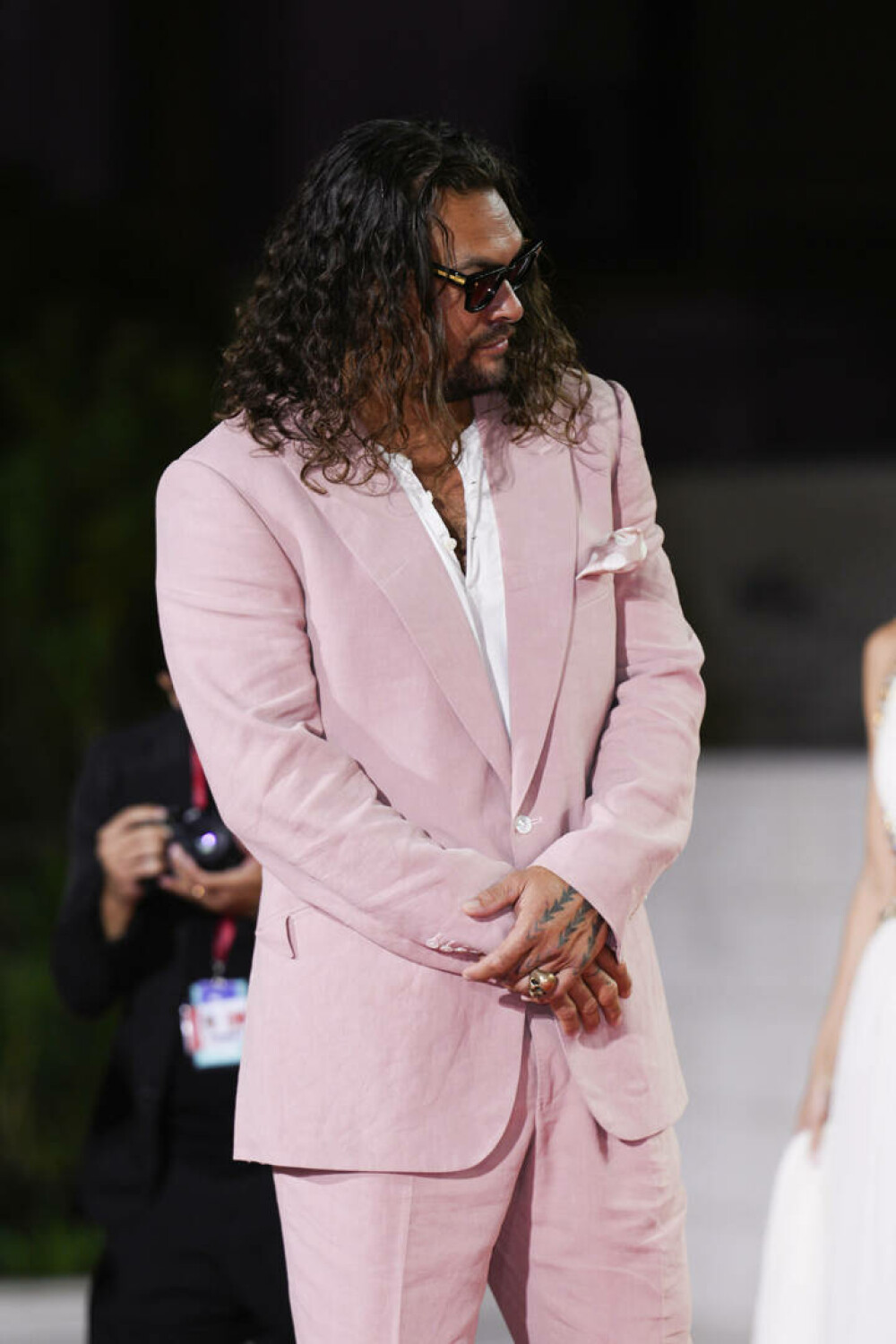 Jason Momoa, în costum și papuci roz pe covorul roșu de la Veneția. Actorul și-a asortat și unghiile. FOTO - Imaginea 12