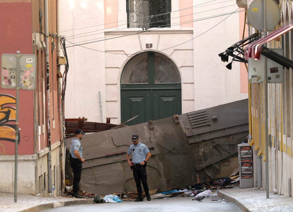 Video cu momentul în care călătorii răniți ieșeau din funicularul distrus în Lisabona. Frânarul, singurul identificat - Imaginea 3