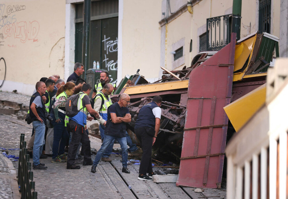 Video cu momentul în care călătorii răniți ieșeau din funicularul distrus în Lisabona. Frânarul, singurul identificat - Imaginea 2