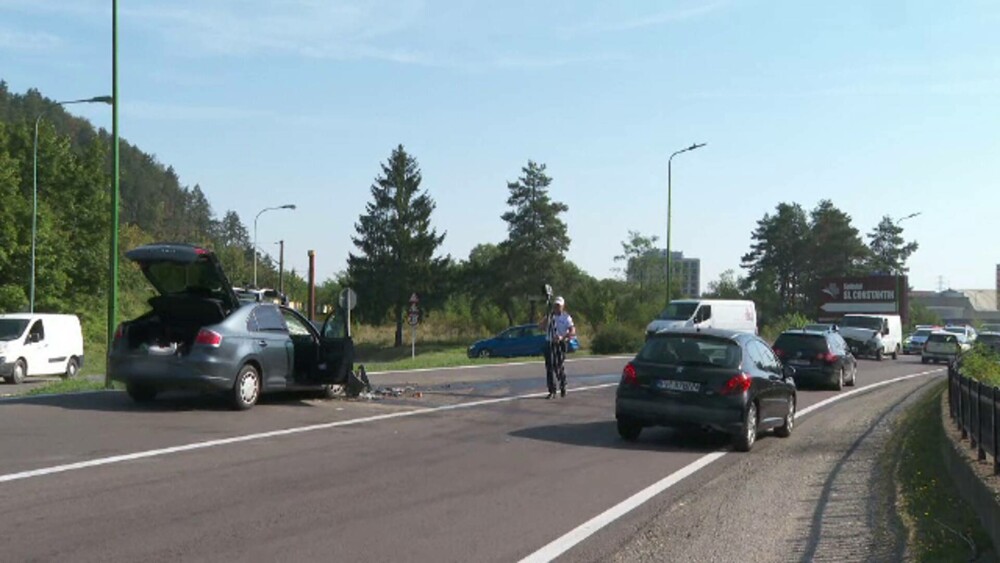 Accident cu cinci răniți, pe DN1 în Brașov. O cameră de supraveghere a surprins momentul impactului - Imaginea 3