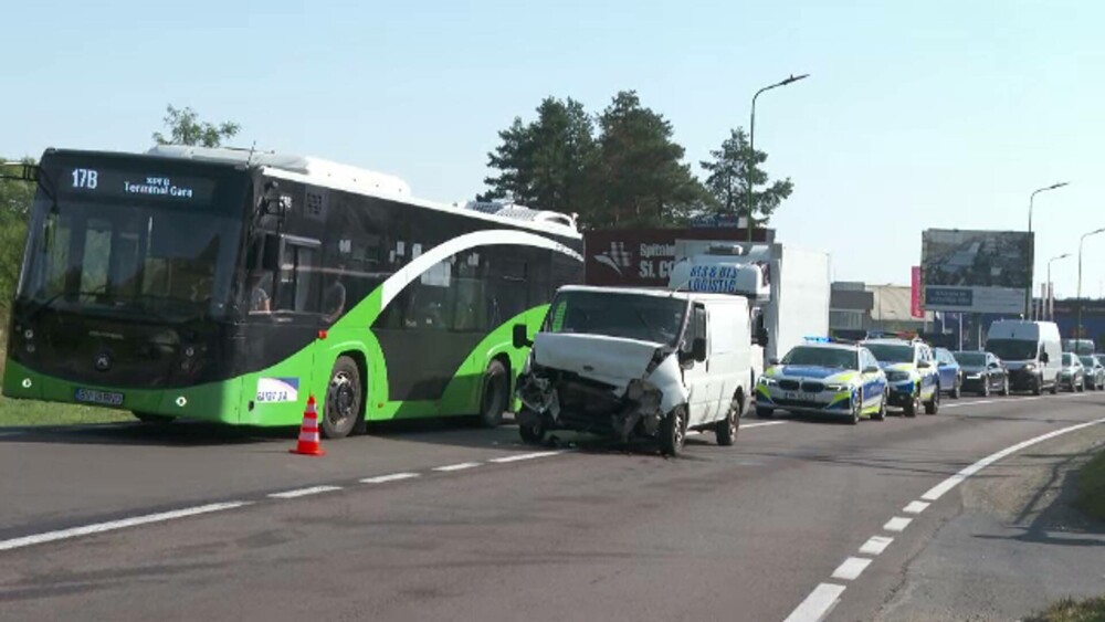 Accident cu cinci răniți, pe DN1 în Brașov. O cameră de supraveghere a surprins momentul impactului - Imaginea 4