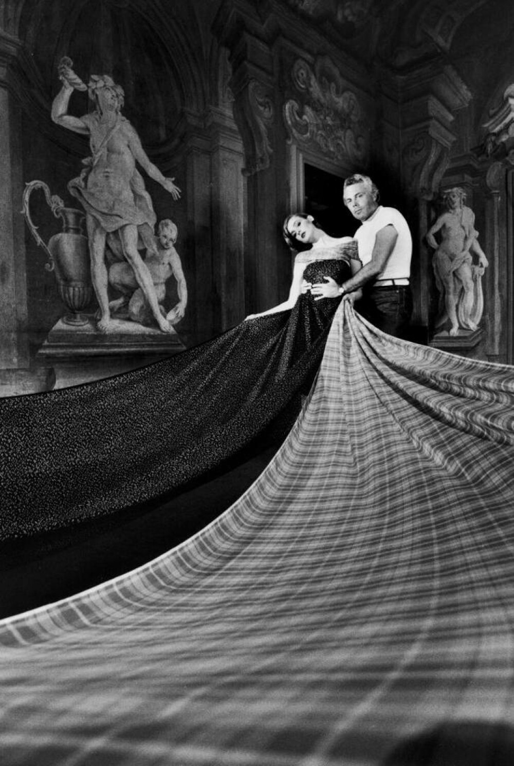 Cine a fost Giorgio Armani. Viața legendarului creator de modă Italian, în imagini | FOTO - Imaginea 15