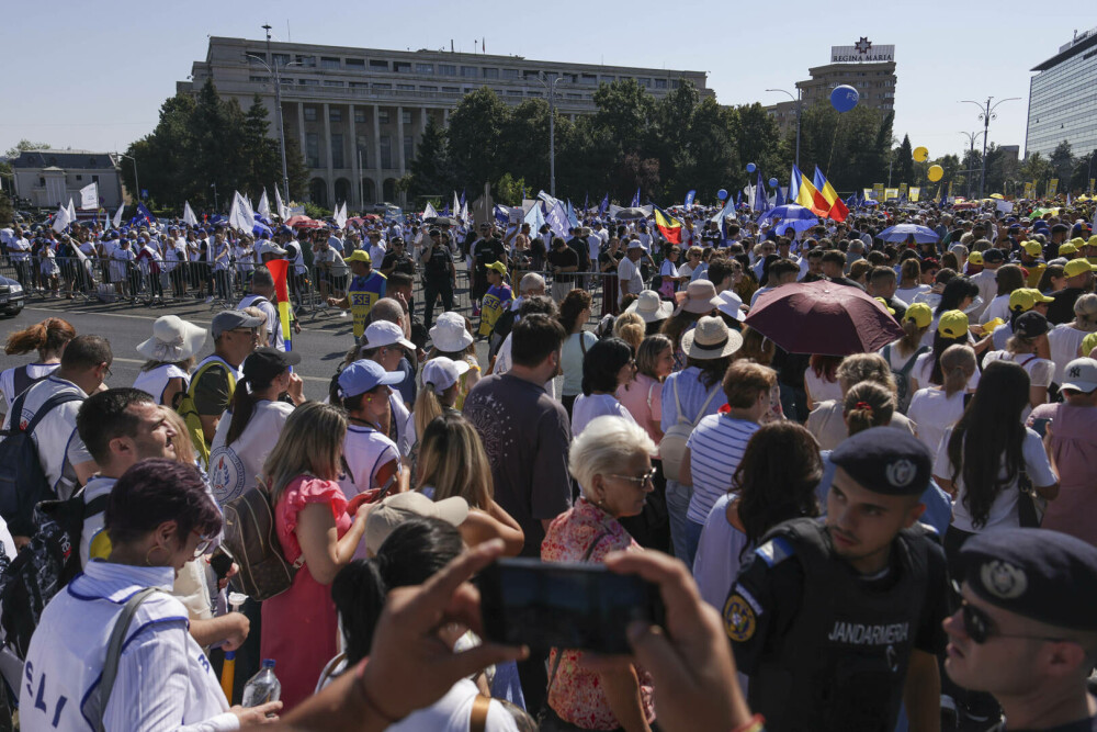 Profesorii au protestat în prima zi de școală. Mii de dascăli din toată țara au mers la Cotroceni - Imaginea 6
