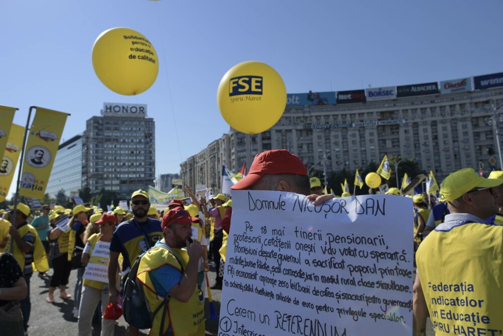 Profesorii au protestat în prima zi de școală. Mii de dascăli din toată țara au mers la Cotroceni - Imaginea 7