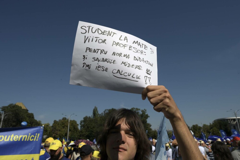Profesorii au protestat în prima zi de școală. Mii de dascăli din toată țara au mers la Cotroceni - Imaginea 13