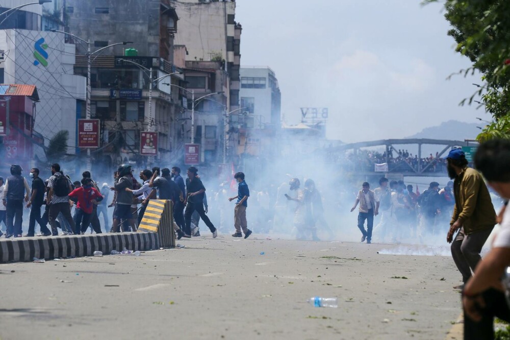 Cel puțin 19 morți în timpul protestelor „Gen-Z” din Nepal, izbucnite după blocarea rețelelor sociale. Peste 100 de răniți - Imaginea 2