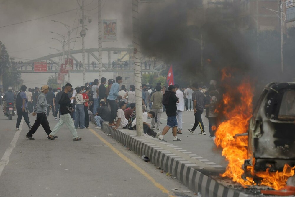 Cel puțin 19 morți în timpul protestelor „Gen-Z” din Nepal, izbucnite după blocarea rețelelor sociale. Peste 100 de răniți - Imaginea 4