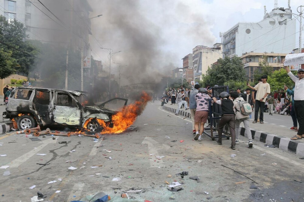 Cel puțin 19 morți în timpul protestelor „Gen-Z” din Nepal, izbucnite după blocarea rețelelor sociale. Peste 100 de răniți - Imaginea 5