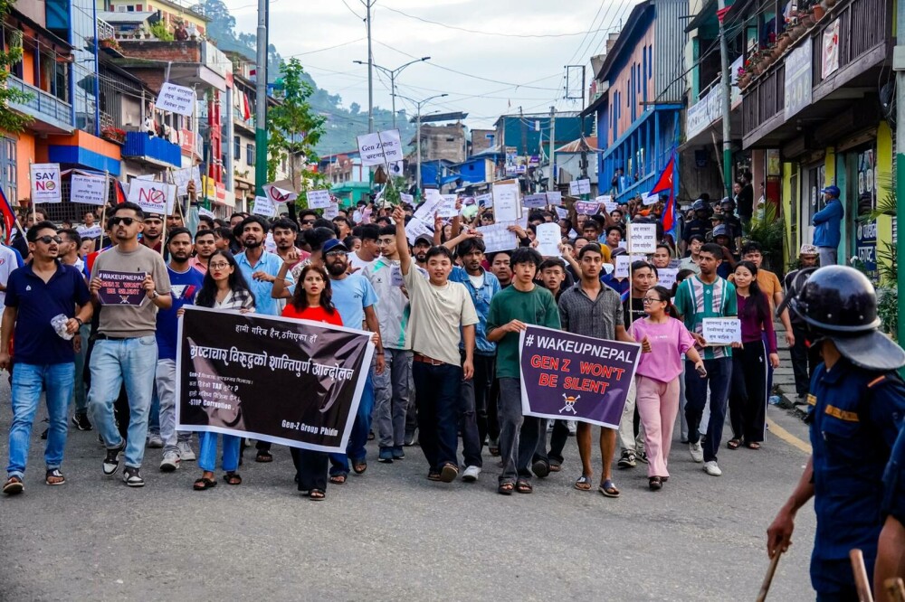 Cel puțin 19 morți în timpul protestelor „Gen-Z” din Nepal, izbucnite după blocarea rețelelor sociale. Peste 100 de răniți - Imaginea 6