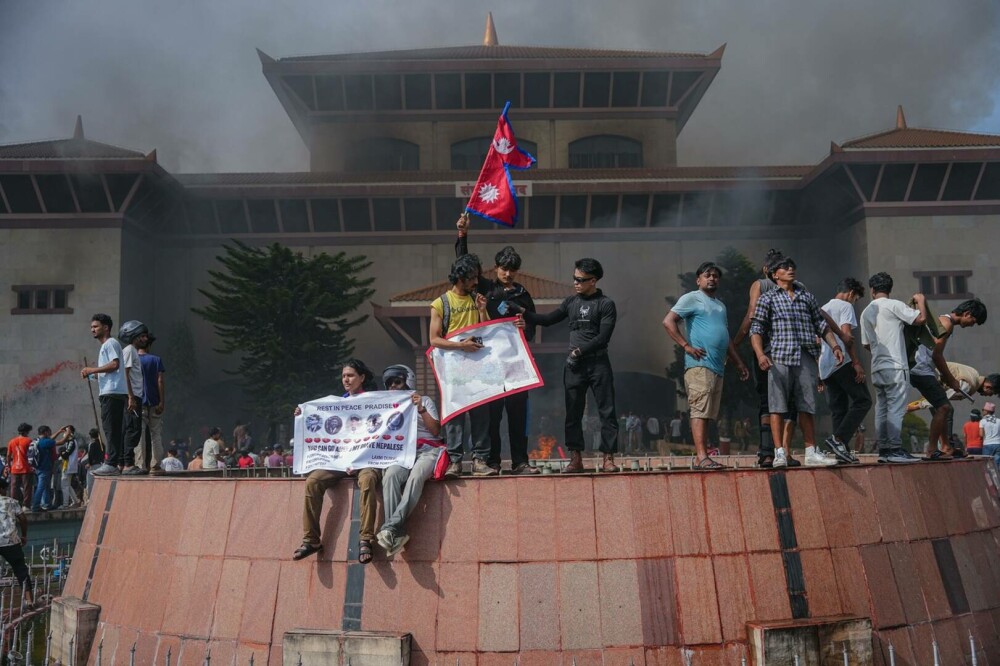 Violențele din Nepal escaladează. Clădirea Parlamentului, incendiată de protestatari. Bilanțul morților se ridică la peste 20 - Imaginea 2