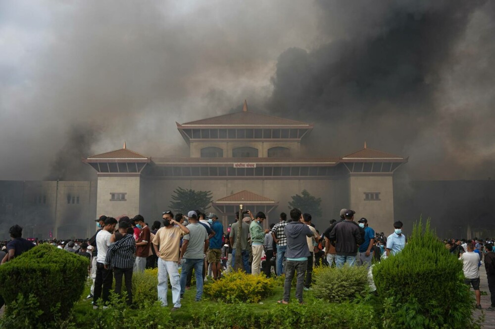 Violențele din Nepal escaladează. Clădirea Parlamentului, incendiată de protestatari. Bilanțul morților se ridică la peste 20 - Imaginea 1