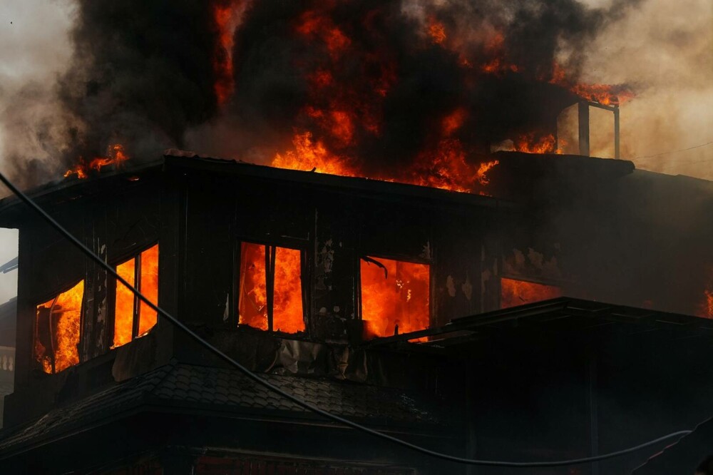 Violențele din Nepal escaladează. Clădirea Parlamentului, incendiată de protestatari. Bilanțul morților se ridică la peste 20 - Imaginea 4