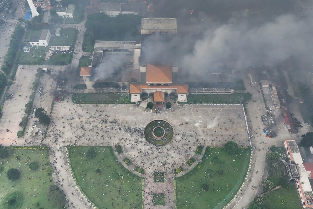 Violențele din Nepal escaladează. Clădirea Parlamentului, incendiată de protestatari. Bilanțul morților se ridică la peste 20 - Imaginea 5